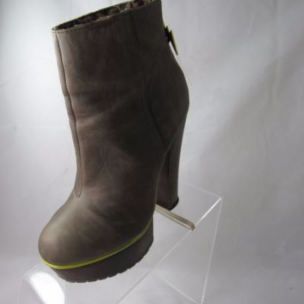 Betsey Johnson Size 7 M Olive Leather Bootie Shoes